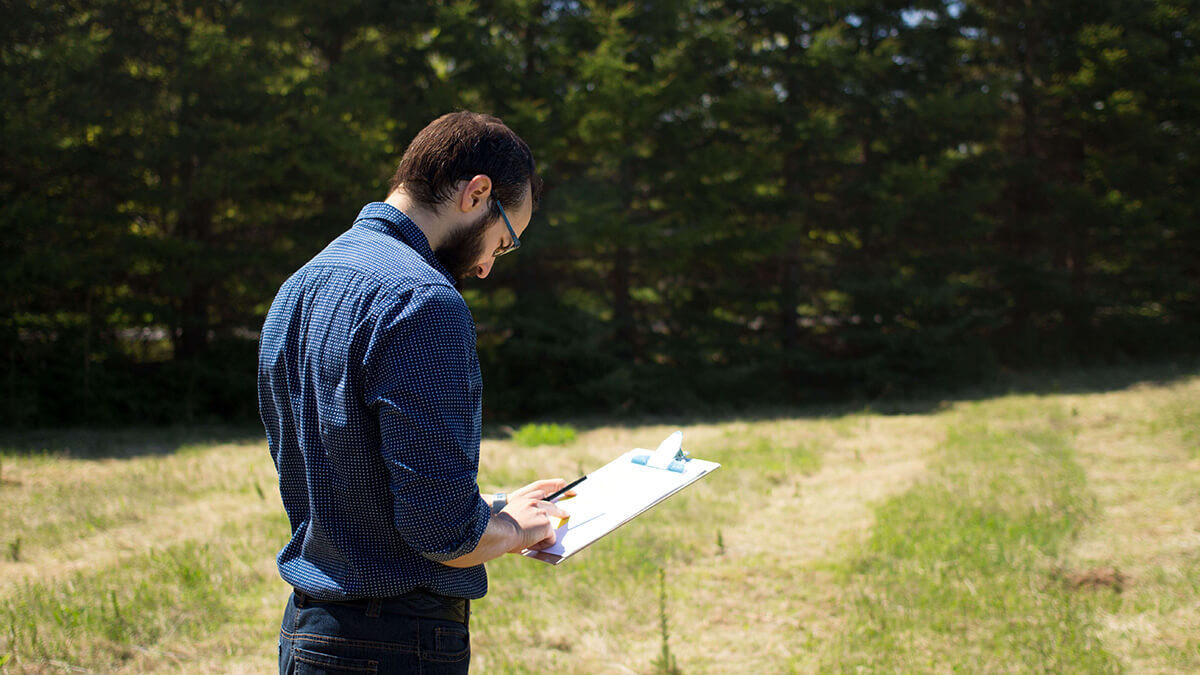 Technicien forestier en relevé de terrain